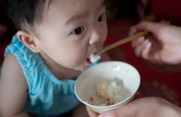 宝宝喝奶粉常见问题以及解决方法,宝宝喝奶粉的猛涨期应该怎样喂
