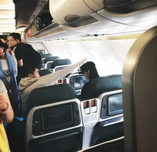 奚梦瑶何猷君戴情侣帽逛街,奚梦瑶同款帽子