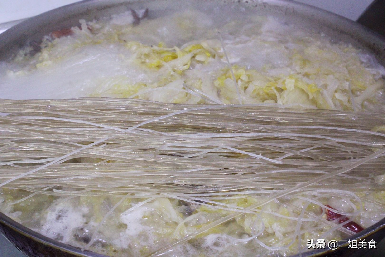 棒骨炖酸菜和什么菜一起吃比较搭,东北大骨头炖酸菜的正宗做法