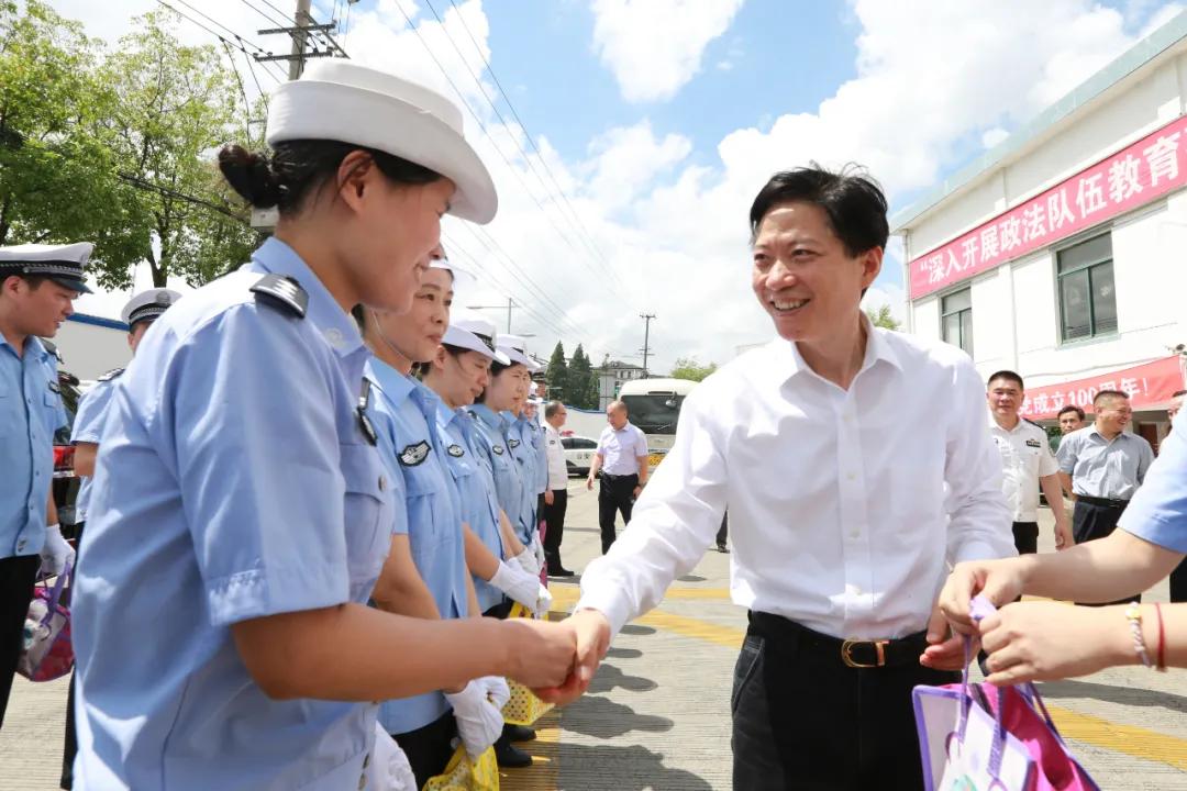 春节前走访慰问部队军民鱼水情深,新春走基层慰问官兵