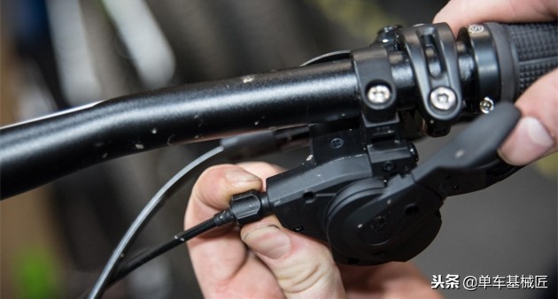 你是直男，万一弯了，那就真的弯了……但是尾钩不同，还可以掰直