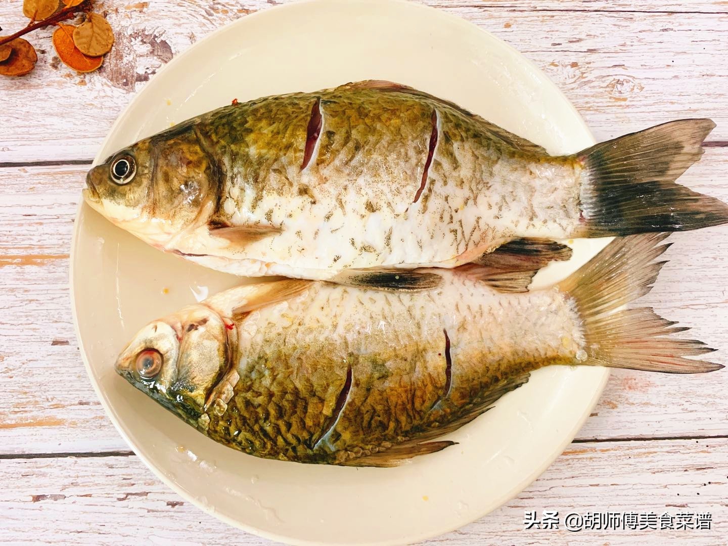 无论煎什么鱼，只要在锅底抹点这调料，保证鱼不粘锅不破皮