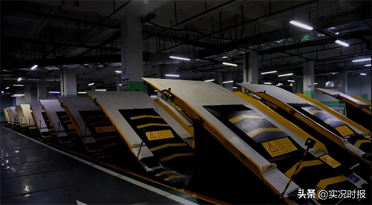 重庆楼中间的露天停车场,重庆狭窄的地下停车场