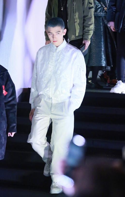 陈飞宇银发西装造型,陈飞宇黑西装金头发