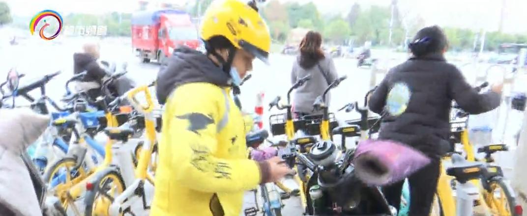 为坚守岗位的一线人员送餐,为外卖小哥冬日送温暖