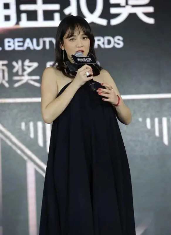 陈乔恩黑色挂脖裙图片,陈乔恩穿吊带裙