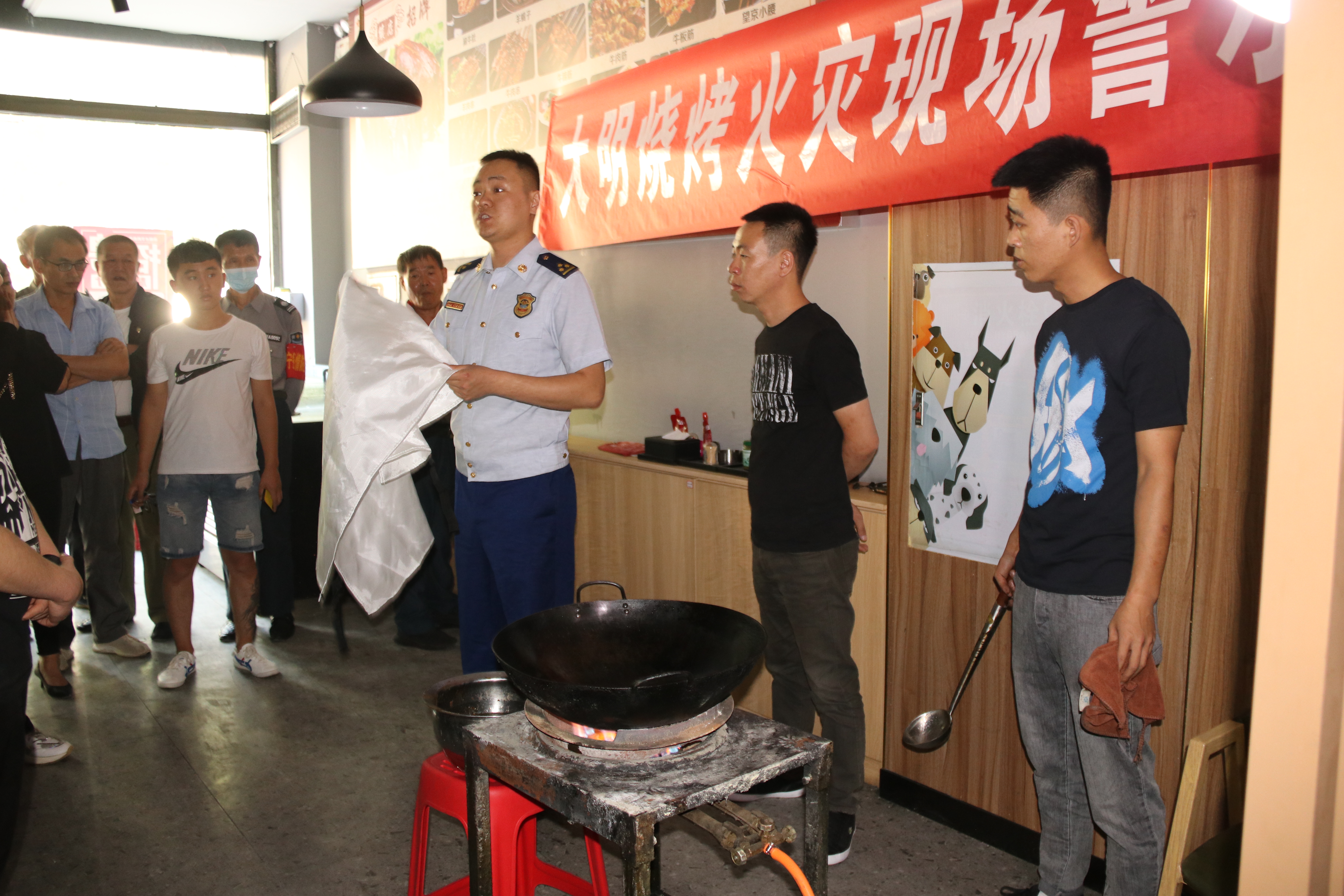 火上浇油真的可以浇灭火吗,火上浇油能扑灭吗