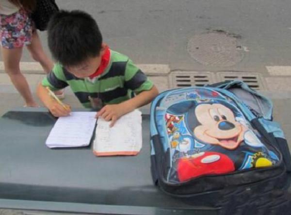 小学生作业本火了，一笔一划整整齐齐，老师：明明超强却过分慎重