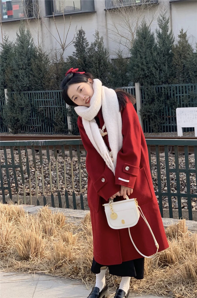 红色是秋冬最显气质的时髦的颜色,怎么把红色穿出不落俗套的时髦感