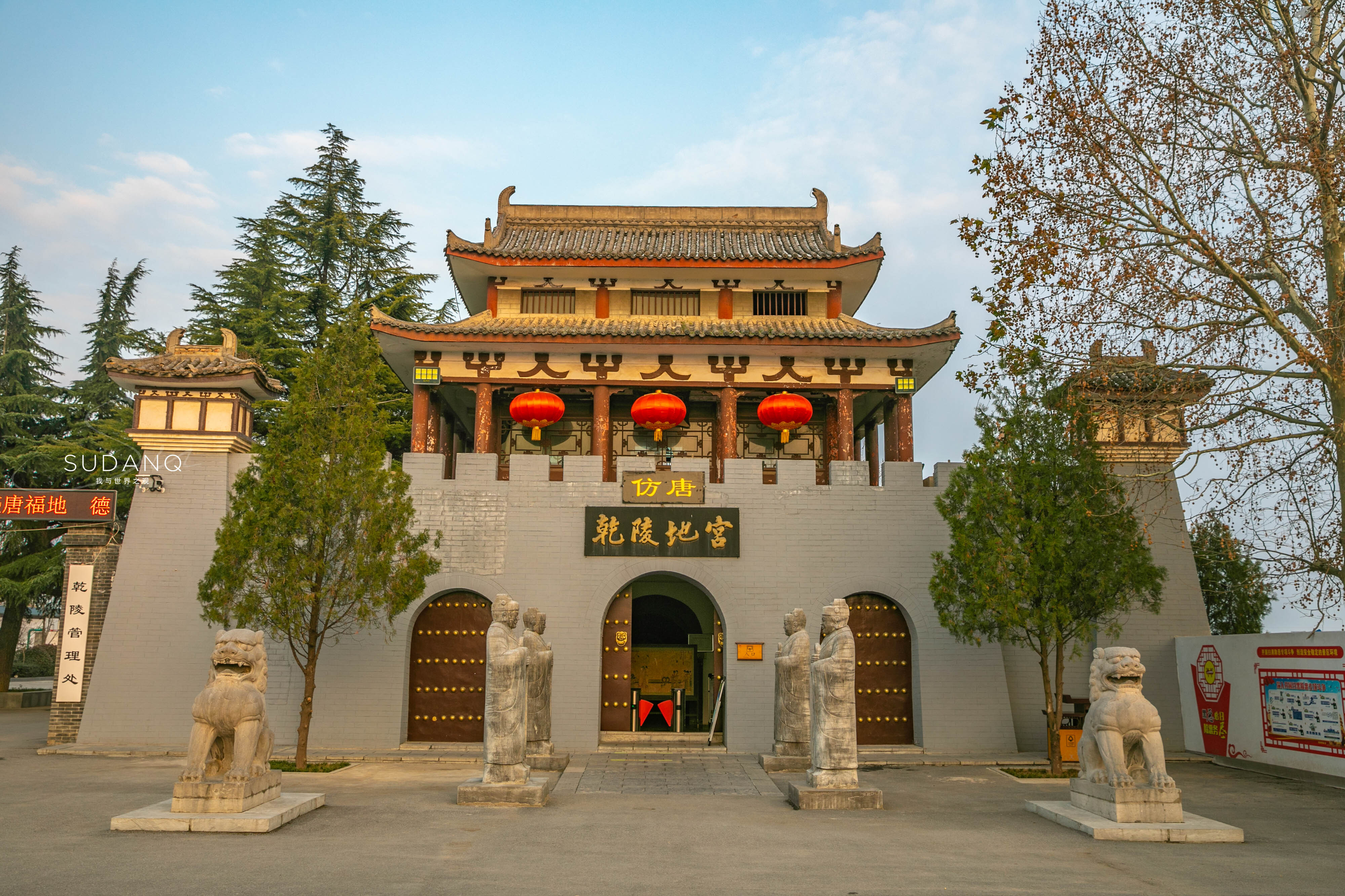 进入乾陵门口的石像,被真人雕像吓到