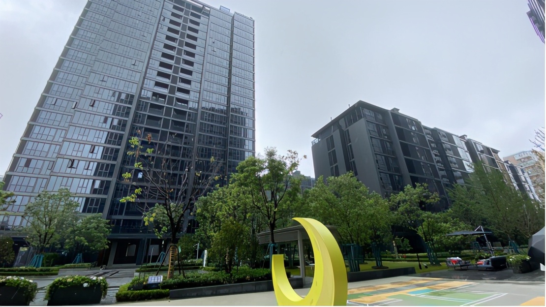 电梯因暴雨变水帘洞漏水,小区渗水地下室成水帘洞