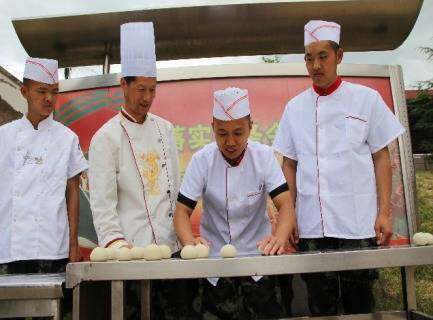 三尺灶台烹尽人生百味,三尺灶台燃战火炊事比武砺精兵