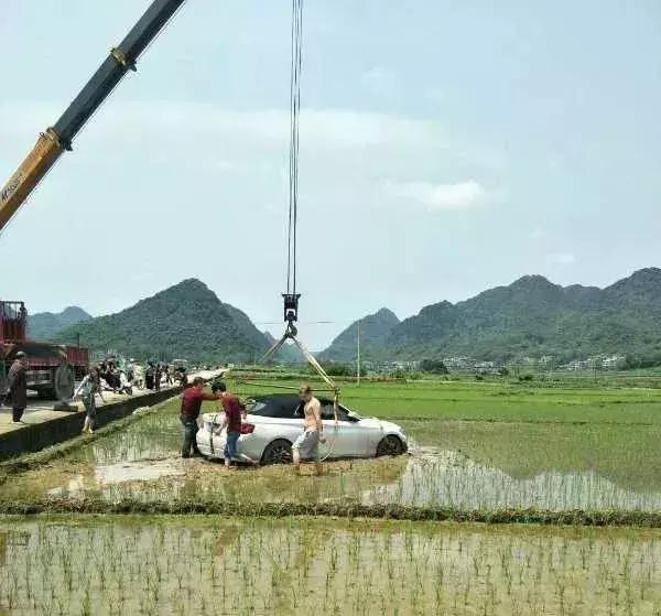 隆安一宝马敞篷车竟跑到田里图片,隆安一宝马敞篷车竟跑到田里