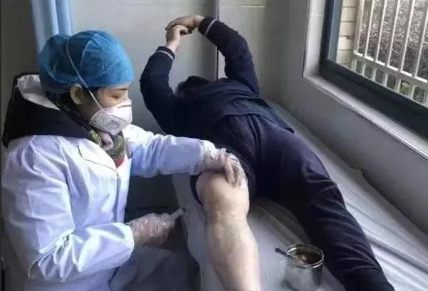 隔着屏幕的心疼!医生抽出民警膝盖里的积液,都已经化脓了