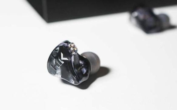 蓝牙耳机音质比一般入耳耳机差,无线蓝牙耳机与有线耳机音质谁好