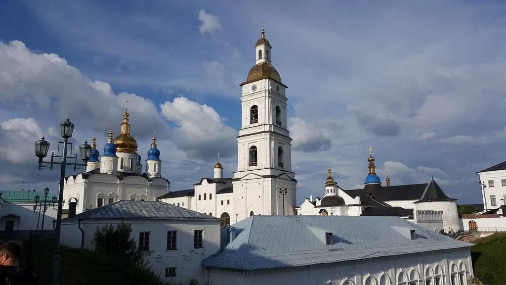 火车冒着黑烟呼啸而过,火车冒着浓烟从丛林出来