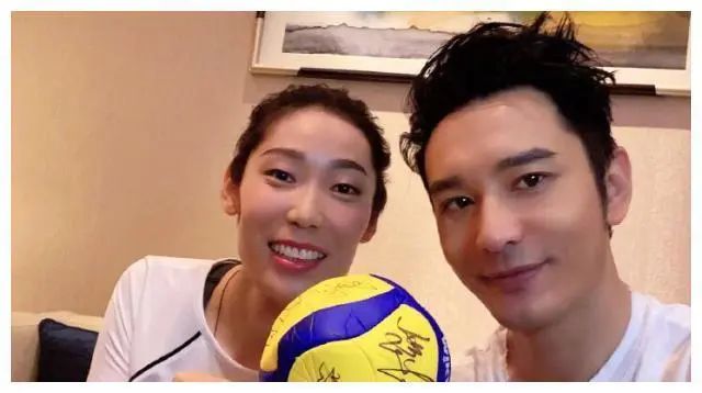 为拿不到偶像签名照而苦恼？看鹿晗、王一博上演教科书式的追星