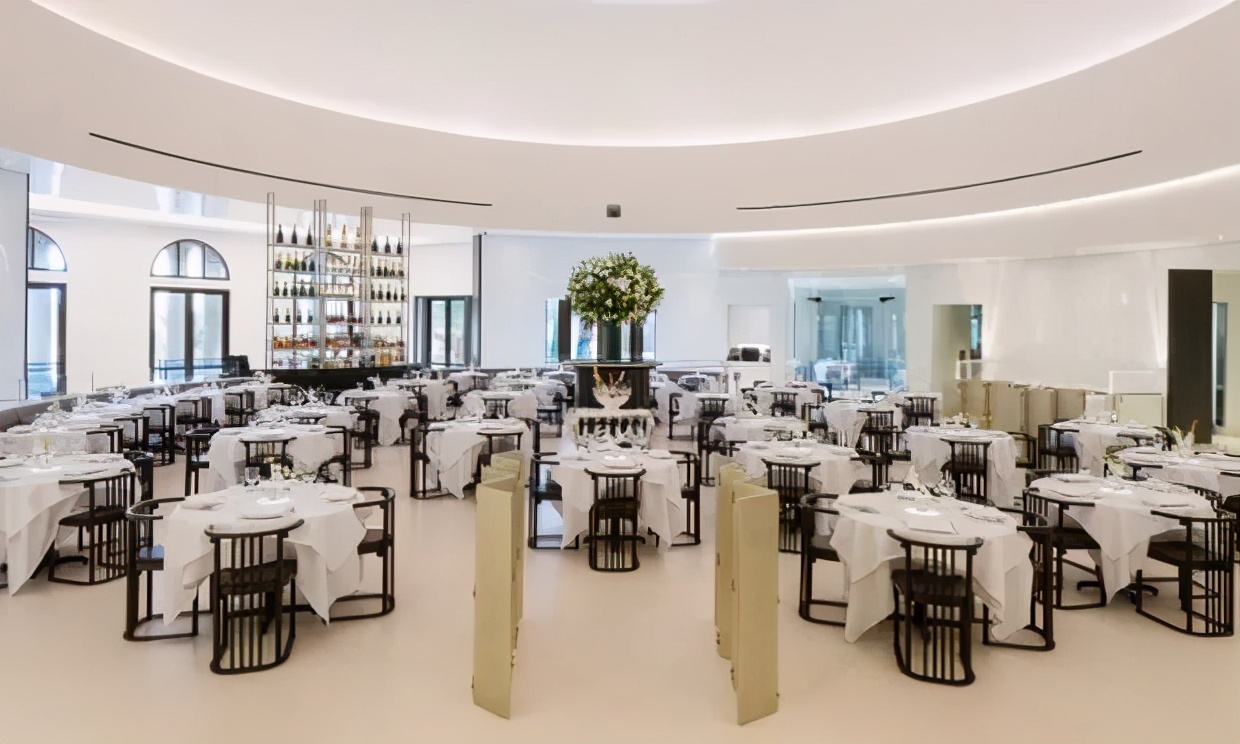 这个华人在美国被称作华人食神,80岁喜得子,老婆是美女还是硕士