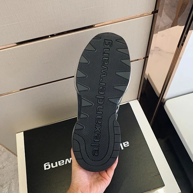 和阿迪耐克同档次的鞋,品牌的运动鞋为啥那么难看