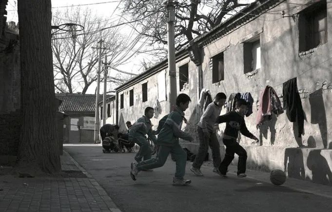 胡同看足球,胡同里踢足球教学视频