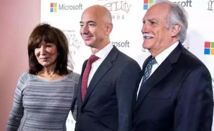 贝佐斯的书,贝佐斯给了生父多少钱