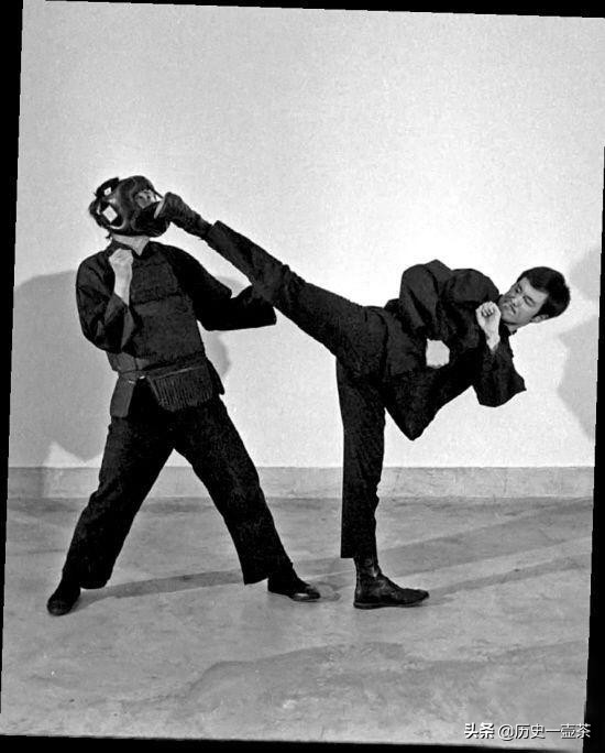 李小龙在1973年怎么了,李小龙当年突然暴毙有多震惊