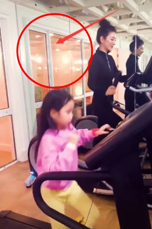 黄奕带女儿游乐场视频,黄奕晒高难度健身美照