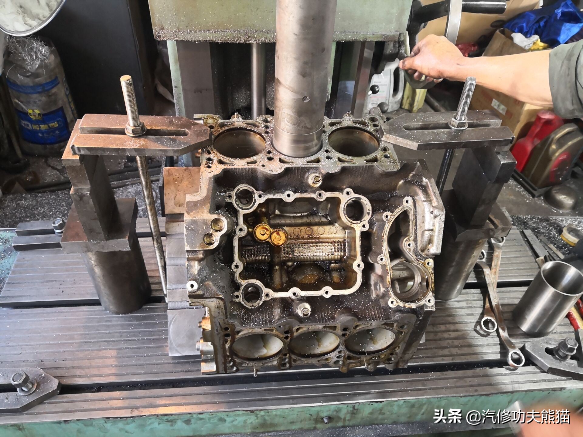 奥迪a6l2.4免拆烧机油处理靠谱吗,奥迪a6l2.4烧机油大修注意事项