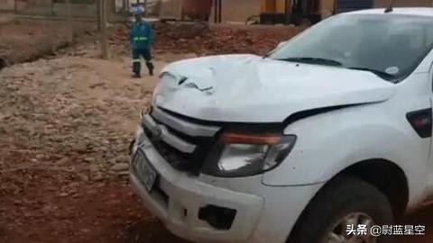 河马路边咬死汽车,不要惹小河马