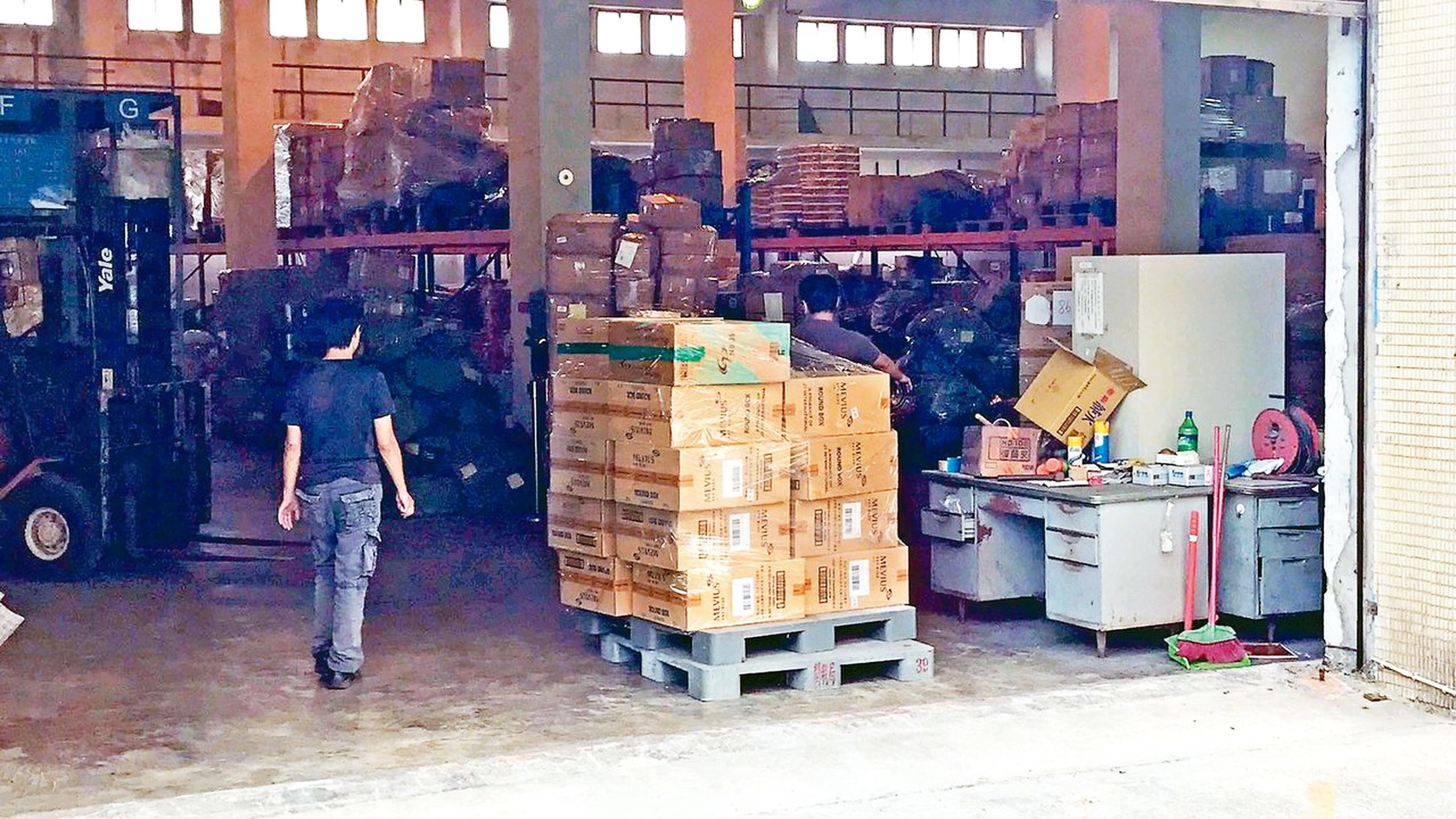 蔡英文特勤用专机夹带私货，9800条烟被查！谁是告密者？