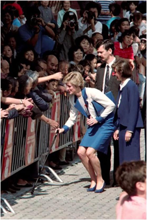 戴安娜穿裙子的视频,戴安娜王妃捡拐杖