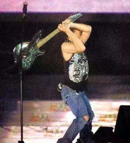 谢霆锋10亿,谢霆锋身价对比周杰伦