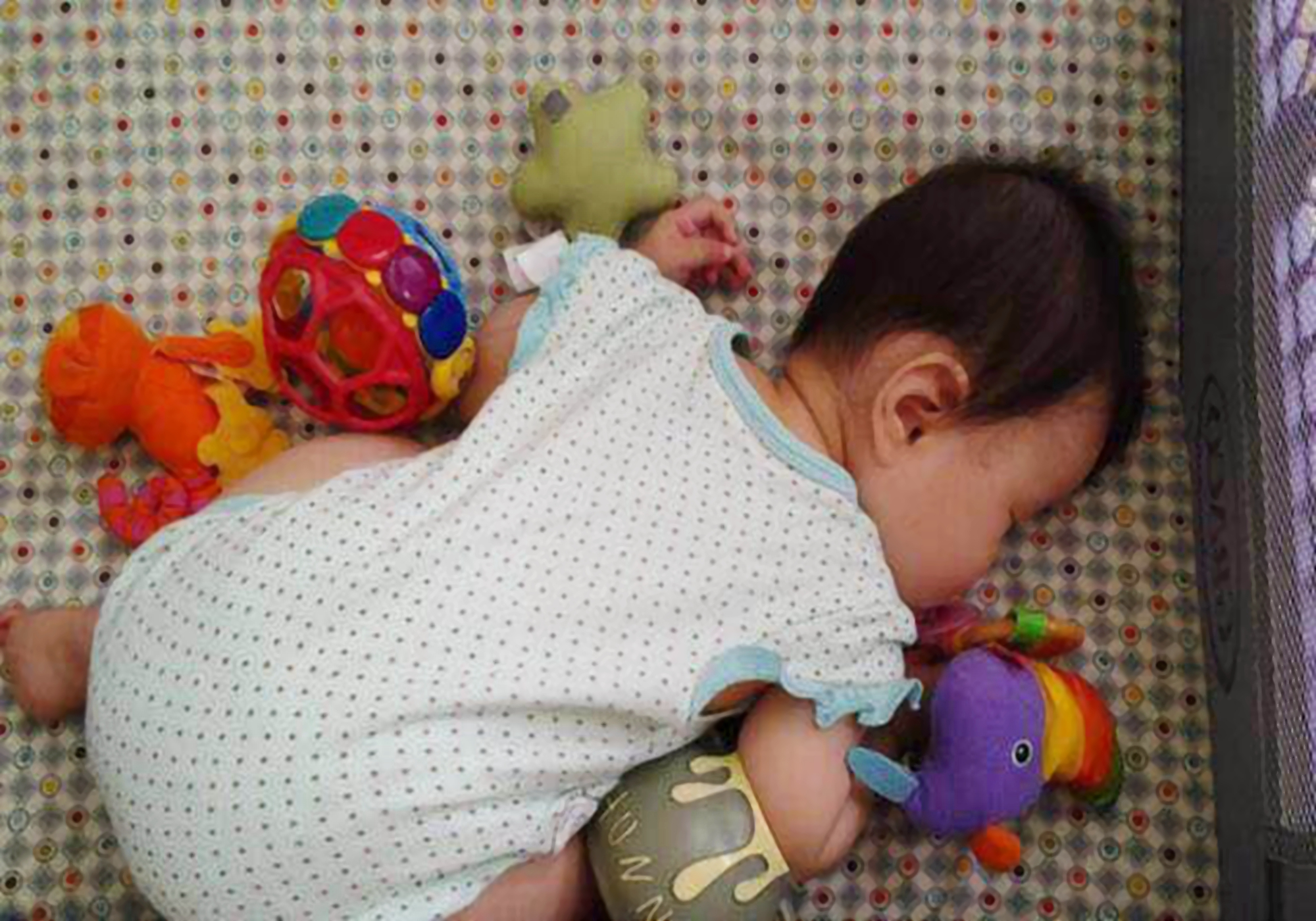 六个月宝宝吃饱了还频繁醒来,近六个月宝宝晚上频繁醒吃奶