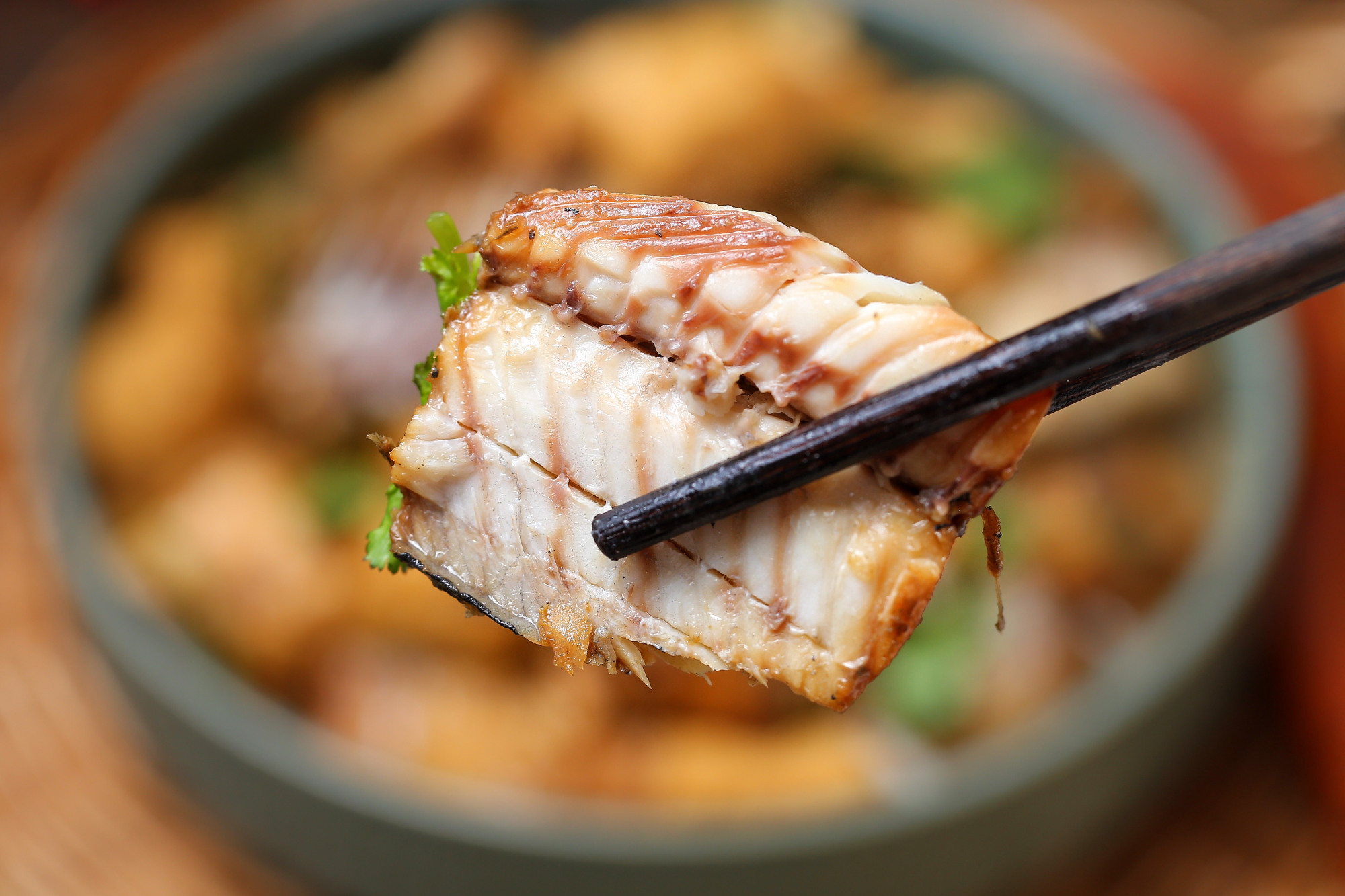 千炖豆腐万炖鱼的功效与作用,鲜香美味的鱼炖豆腐