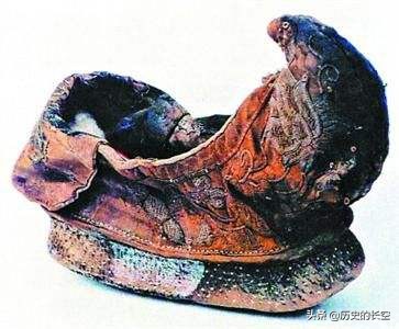 为什么古人的鞋子往上翘,古人的鞋子为什么都是鞋尖朝上的