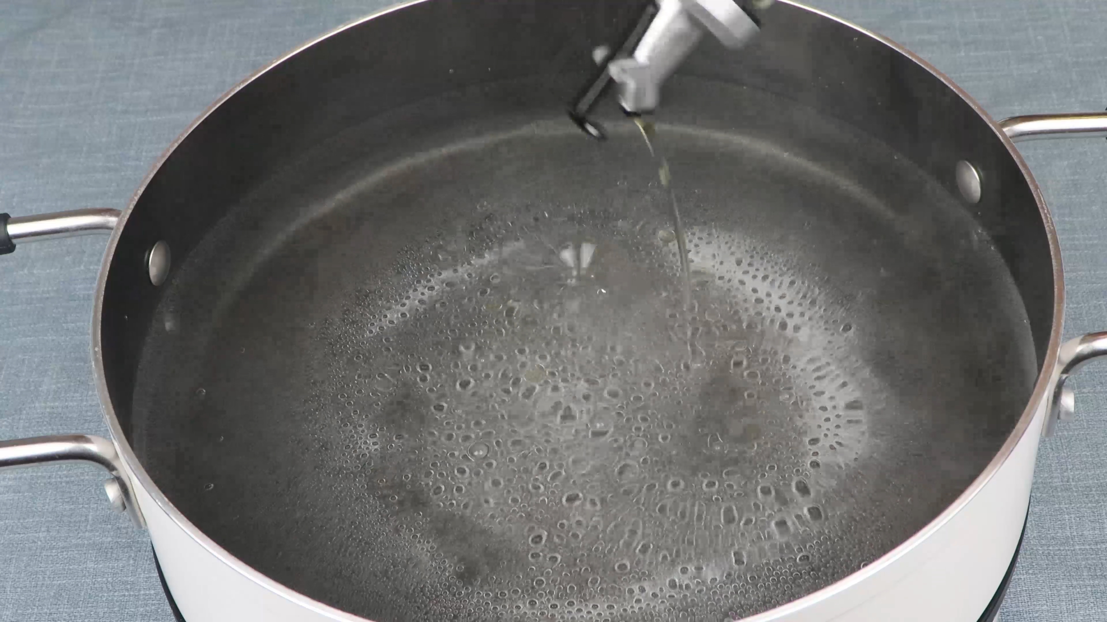 冻饺子是冷水下锅还是热水煮好呢,冻饺子是冷水下锅还是开水下锅好