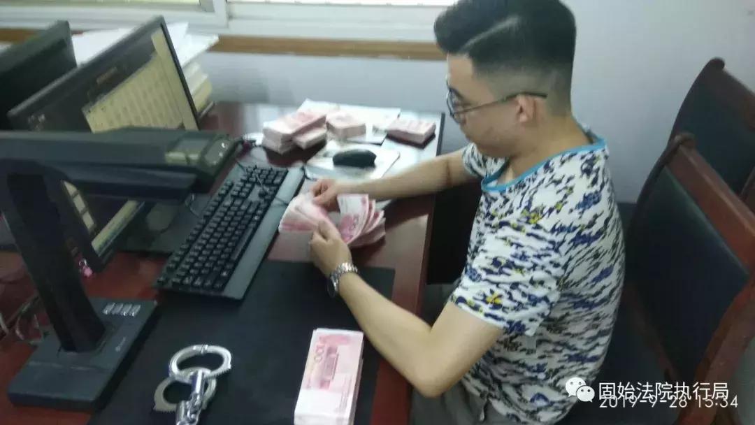 献礼国庆，固始法院干警周末执行忙