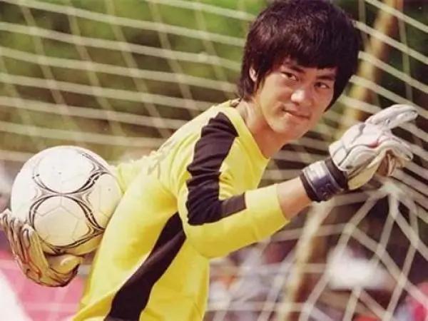 被周星驰第一位签约的女郎,周星驰最早被谁签约