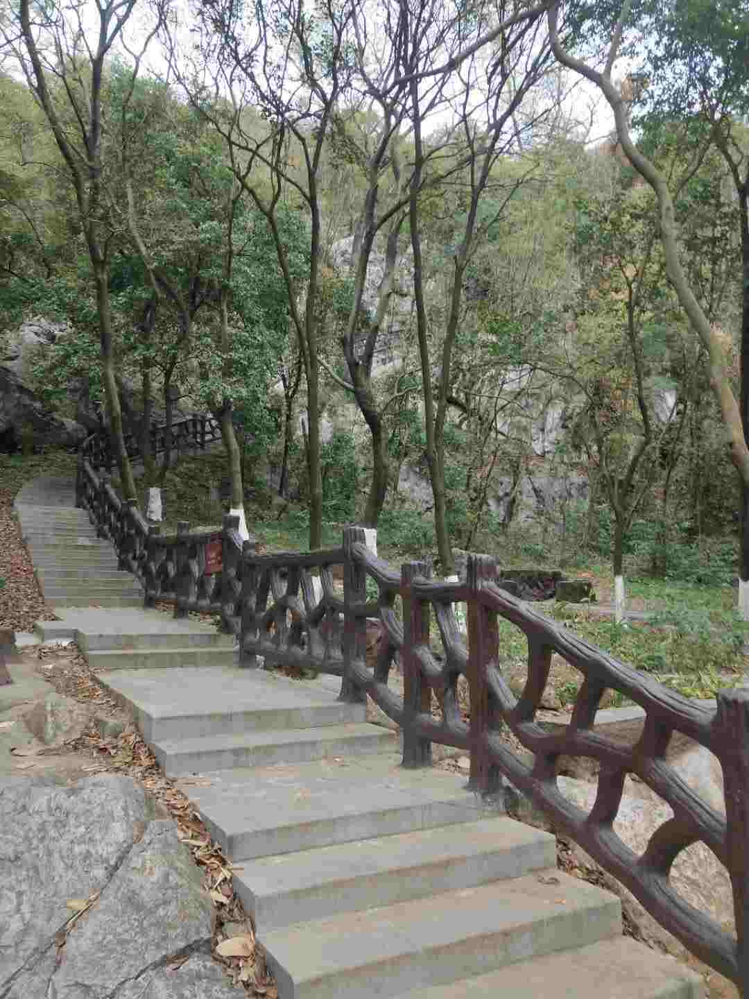 情知不久须相见，一日甚三秋，愁来不自由。‖马坝人遗址公园