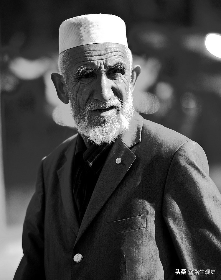 此人摇尾乞怜为英国女王“写”诗,“换”来枪炮*弹子**侵略中国*疆新**