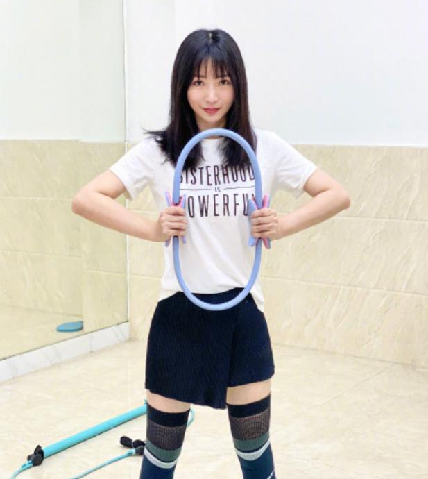 柳岩晒健身衣美照,39岁柳岩穿健身服出镜