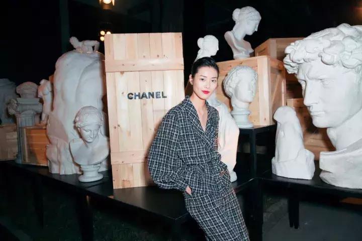 女人圆脸发型和方脸哪个更抗老,适合圆脸方脸女生的发型短发