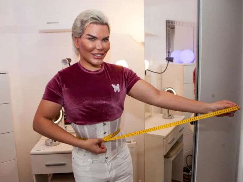 “真人肯尼”痴迷整容多年后，最终将自己整成了女人