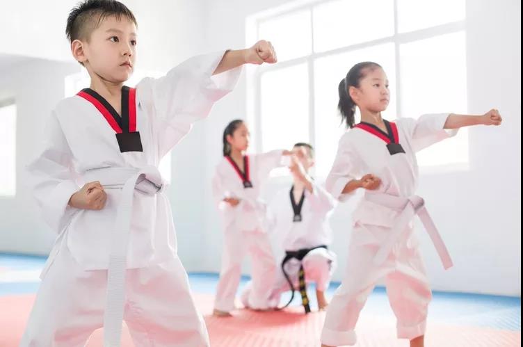 孩子瘦弱适合学武术吗,小孩内向学跆拳道有帮助吗