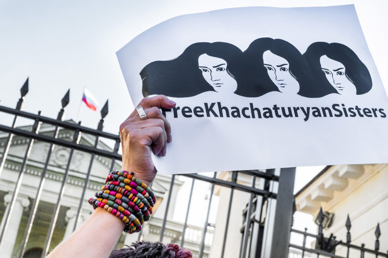 俄三姐妹联手杀父或无罪释放？新证据曝鬼父恋童*行暴**