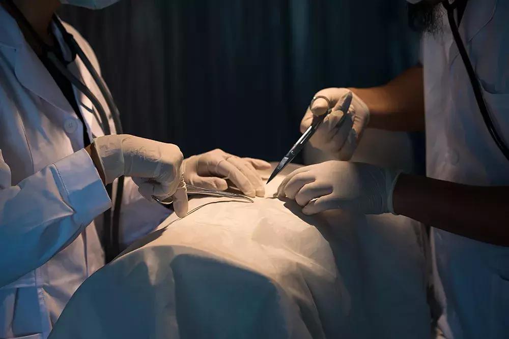 切完了扁桃体喉咙还是有异物感,扁桃体割了为什么还是喉咙疼