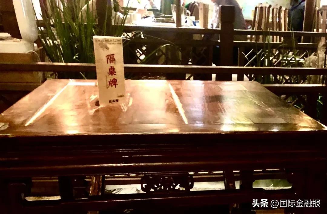 记者观察｜上海餐饮业陆续恢复堂食：神器“隔桌牌”上线，网红店开始等位……