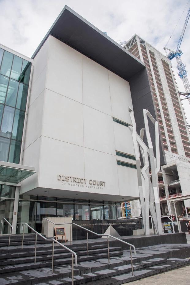 澳男子醉酒一夜侵害自己56岁母亲三次，受害者痛哭尖叫爬行求救