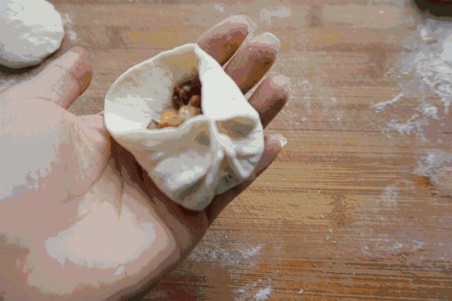 包子好吃诀窍牢记柔软筋道,包子捏不住老开口