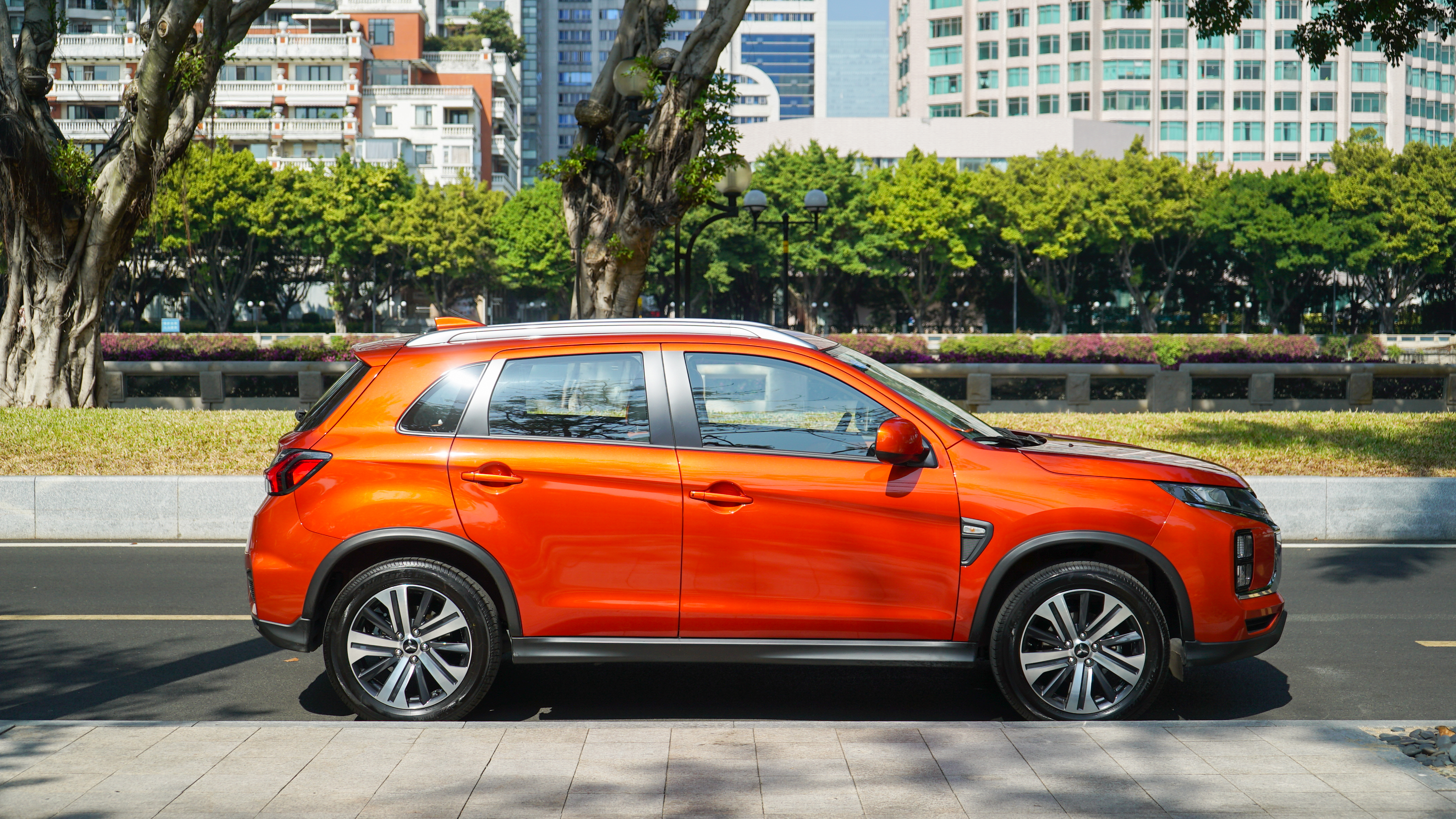 最新三菱劲炫评价,三菱欧蓝德经典vs进口劲炫asxphev